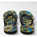 Chinelo Masculino Boca Juniors Grafite de Escudos Azul e Amarelo Chinelo Masculino Boca Juniors Grafite de Escudos Azul e Amarelo